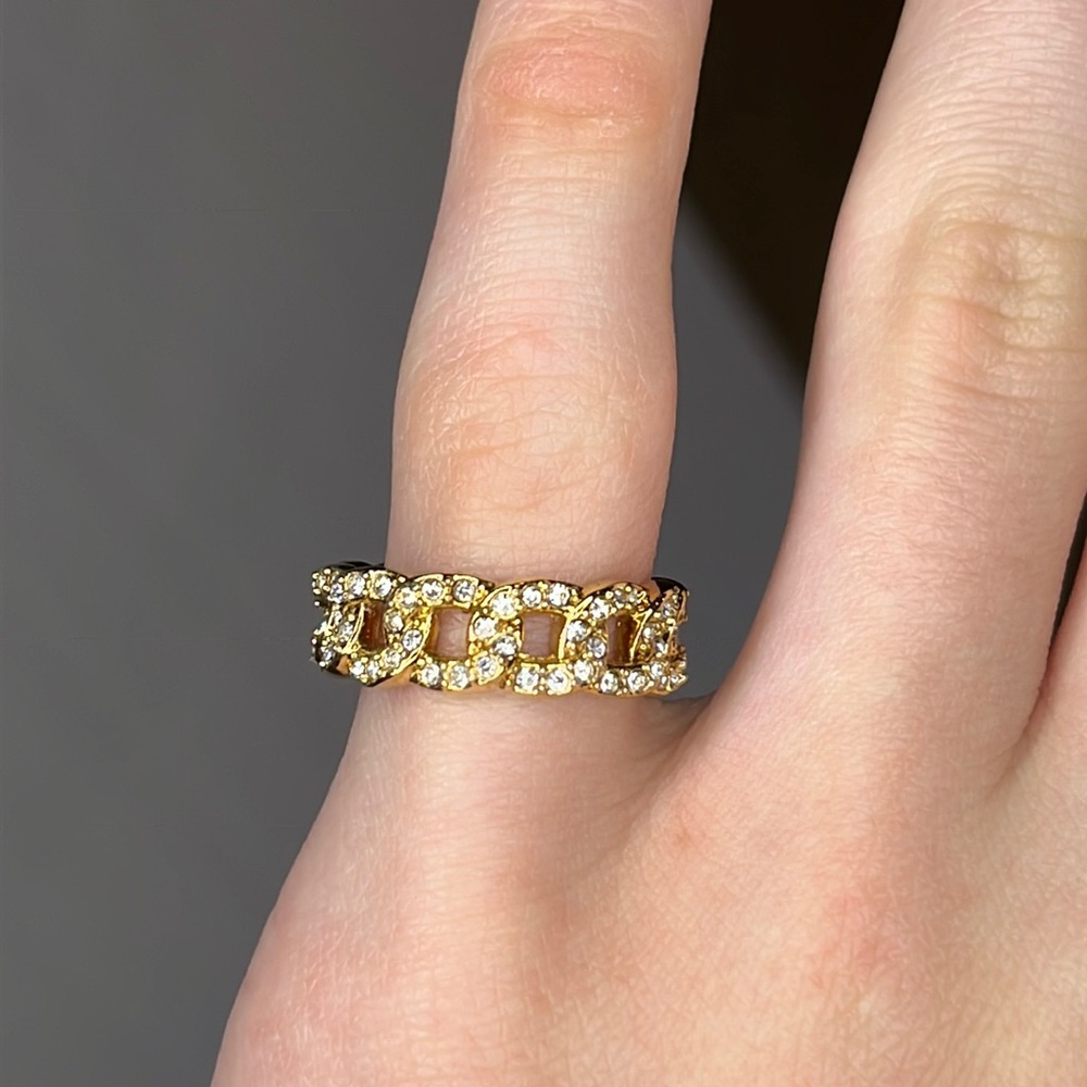 Gold chain like ring with synthetic diamonds
